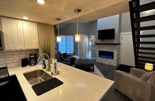 Gunbarrel Condo | ~Remodeled Mtn View Condo, Hot Tub, Modern, Fast WiFi~