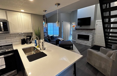 Gunbarrel Condo | ~Remodeled Mtn View Condo, Hot Tub, Modern, Fast WiFi~