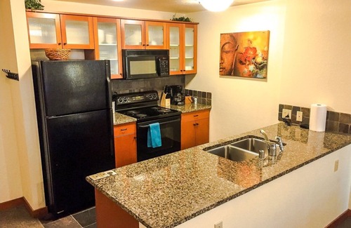 Mammoth Lakes Condo | Remodeled Village Lodge Condo, 55" Smart 4k HDTV w/Netflix, .