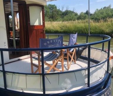 Camon Boat Rental | Remorqueur Péniche année 1904 tout confort sur la voie verte Camon Amiens Hortillonages