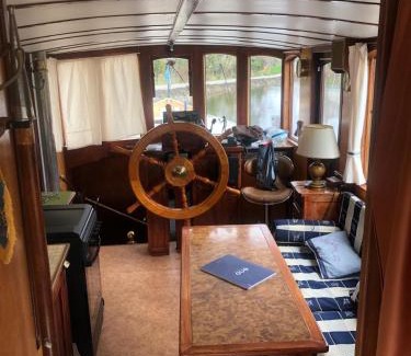 Camon Boat Rental | Remorqueur Péniche année 1904 tout confort sur la voie verte Camon Amiens Hortillonages