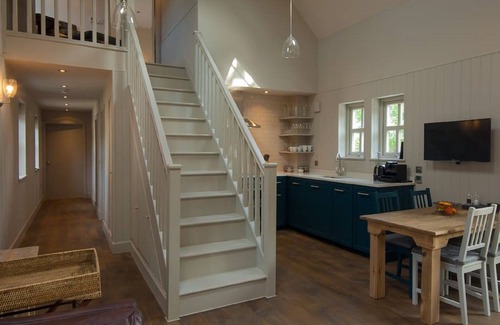 Strathcarron Cottage | Remote & awe-inspiring Iasgair Cottage. Pet friendly, wood burner, lochside.