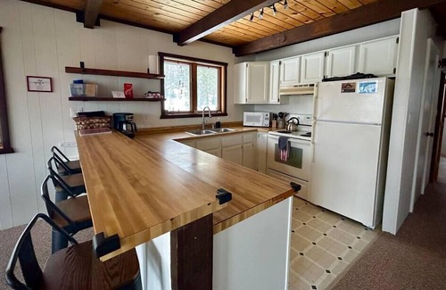 Upson Cabin | Rendezvous Cabin ~ A/C & Ensuite Sauna & More!