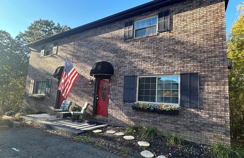 Aliquippa House | Reno’d 2-br townhome with W/D, D/W, private deck in tranquil Sheffield Terrace