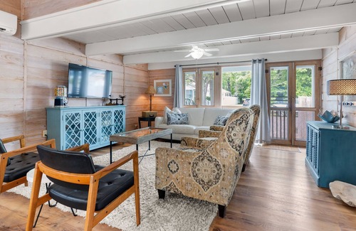 Rehoboth by the Sea House | Reno’d in 2020, 5BR, heated pool, firepit, fenced backyard, character & charm!