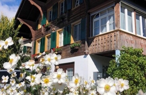 Boenigen House | Renovated flat in classic Chalet by the lake.