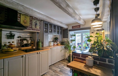 Saint-Victor-sur-Arlanc Bed & Breakfast | Renovated guest house with dining in Altiligerian countryside