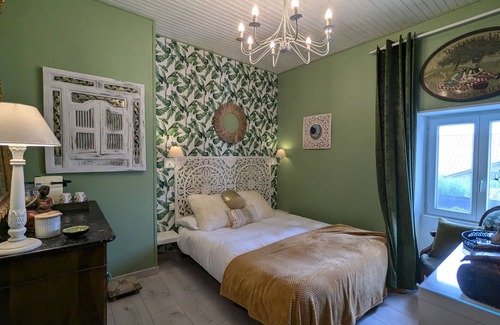 Saint-Victor-sur-Arlanc Bed & Breakfast | Renovated guest house with dining in Altiligerian countryside