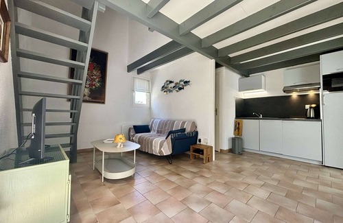 Domino House | Renovated house near beach, 4 sleeps, WIFI, parking