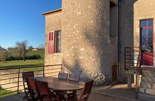 Cindre Cottage | Renovated 19th-century house with terrace and EV charger