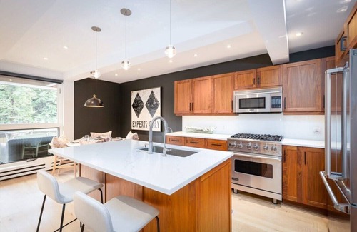 Aspen Apartment | Renovated 2/2 with AC 1 Block to Farmers Market!