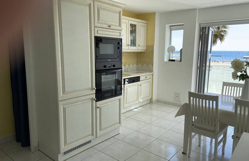 La Jetee Apartment | Renovated 2-room apartment with sea view, air conditioning and balcony, near shops