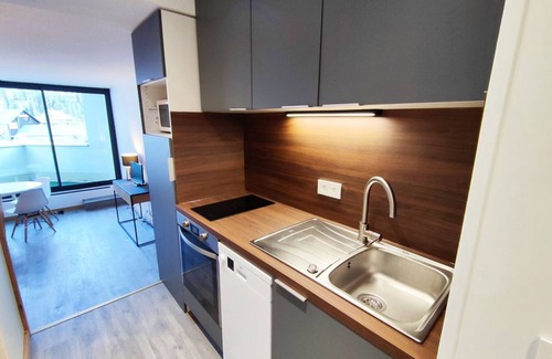 Isola Apartment | Renovated 2-Room Ski-in/Ski-out, South-Facing Balcony, Close to Shops and Activities