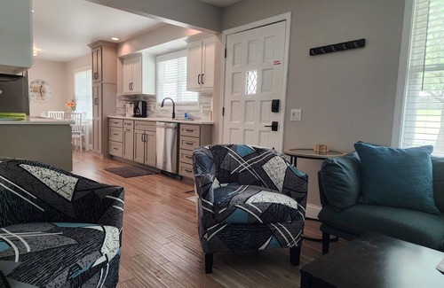 Merriam House | Renovated 3BR/2bath Ranch Near Hospital-Ideal for Families & Medical Stays