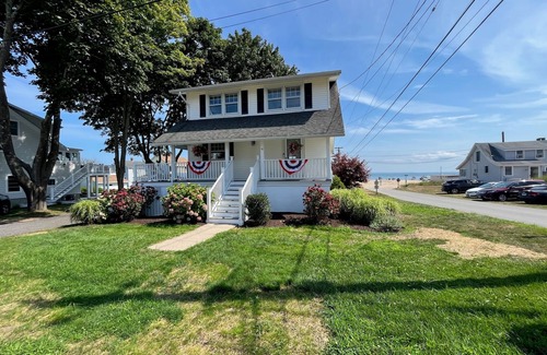 Old Lyme House | Renovated 3BR House Across from White Sand Beach, Old Lyme