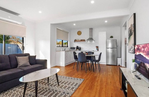 Shepparton House | Renovated 3BR near hospital with individual split systems throughout & Wifi.