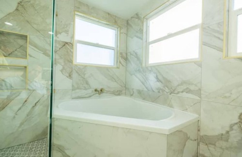 Lake Area House | Renovated 5B4B Luxury home @Fremont with King Suite