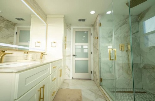 Lake Area House | Renovated 5B4B Luxury home @Fremont with King Suite