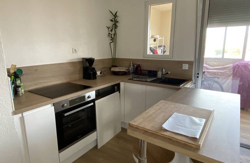 Le Port Apartment | Renovated apartment near beach, WiFi, parking