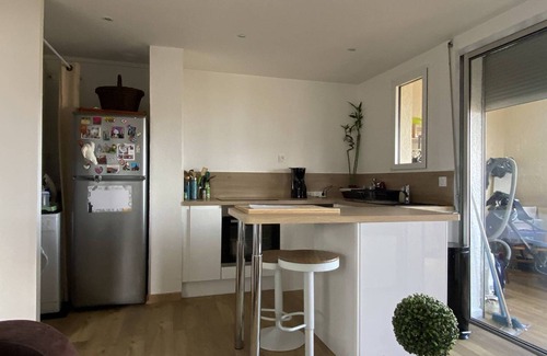 Le Port Apartment | Renovated apartment near beach, WiFi, parking