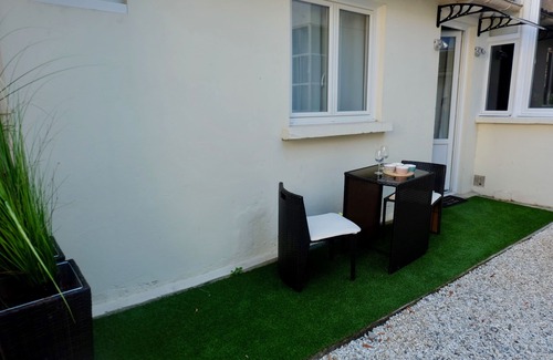 Le Bouscat Apartment | Renovated apartment on courtyard/garden at Bouscat