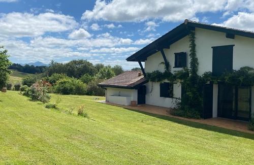 Hasparren House | Renovated Basque farmhouse with swimming pool in an idyllic setting