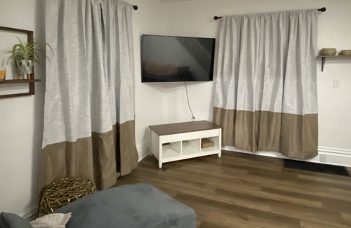 Lansing House | Renovated Central 3 BDRM 2 BTH Home 5 Mins to MSU