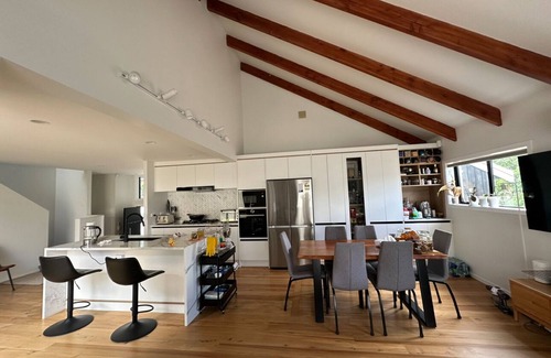 Mount Wellington House | Renovated Central Auckland holiday house close to shopping mall