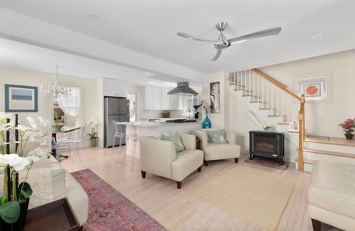 Warwick Cottage | Renovated cottage w water views and walk to beach
