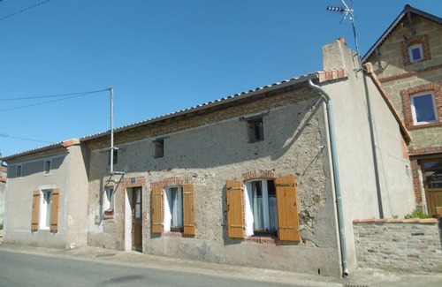 Les Cerqueux-sous-Passavant House | Renovated country house in an artists' village!