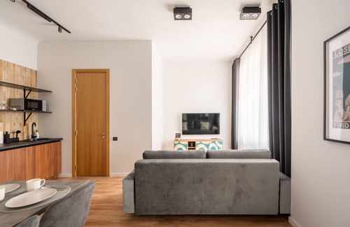 Avoti Apartment | Renovated family 1BR + Sofa Top Eats Next Door