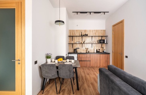 Avoti Apartment | Renovated family 1BR + Sofa Top Eats Next Door