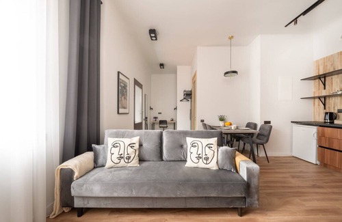Avoti Apartment | Renovated family 1BR + Sofa Top Eats Next Door