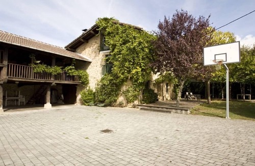 Bitoriano House | Renovated farmhouse with garden