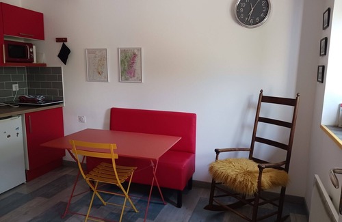 Cormoranche-sur-Saone Apartment | Renovated studio between Mâconnais and Beaujolais