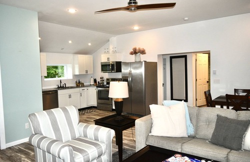 West End Cottage | Renovated Gem 2 BR walk to Allstar Vill w/AC Sleeps 6