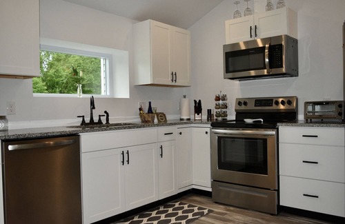 West End Cottage | Renovated Gem 2 BR walk to Allstar Vill w/AC Sleeps 6