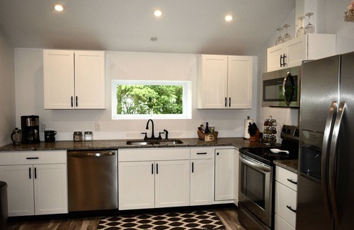 West End Cottage | Renovated Gem 2 BR walk to Allstar Vill w/AC Sleeps 6