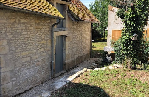 Donzy House | RENOVATED GITE 180 KM - PARIS.Etape N. 7. 2 bedrooms, 2 bathrooms, garden, parking.