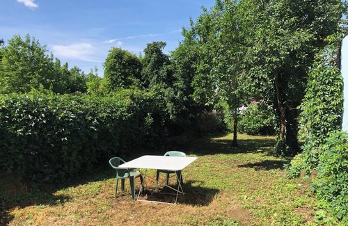 Donzy House | RENOVATED GITE 180 KM - PARIS.Etape N. 7. 2 bedrooms, 2 bathrooms, garden, parking.