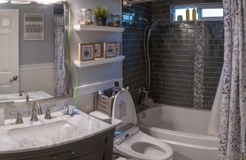 South Natomas House | Renovated home cozy room close to many attractions, Golden One Stadiumn