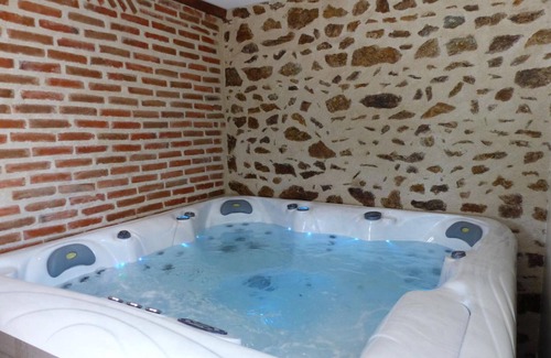 Cressanges Cottage | Renovated house for couple on farm with SPA