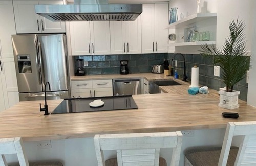East Central Boulevard House | Renovated House just mile from the the Pier and the Beach with pool and jacuzzi