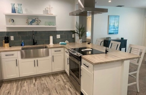East Central Boulevard House | Renovated House just mile from the the Pier and the Beach with pool and jacuzzi