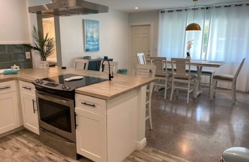 East Central Boulevard House | Renovated House just mile from the the Pier and the Beach with pool and jacuzzi