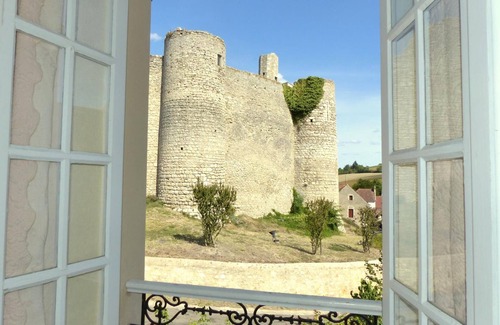 Billy Cottage | Renovated house with castle view, pets allowed, panoramic terrace