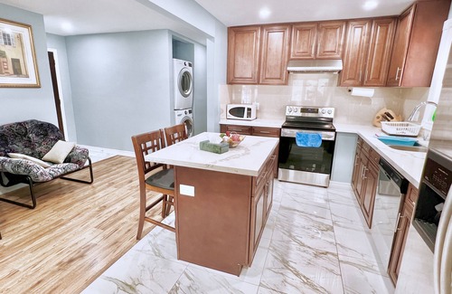 Newtonbrook House | Renovated Rooms 10-min to Finch Subway Near Yonge St
