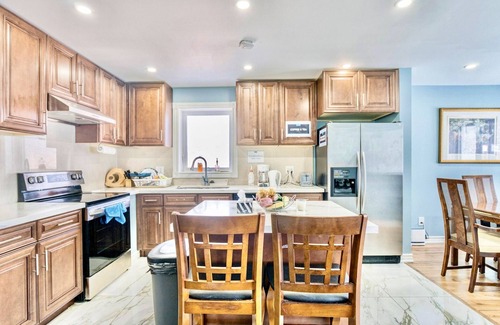 Newtonbrook House | Renovated Rooms 10-min to Finch Subway Near Yonge St