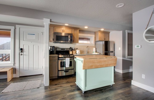 Oceanside Condo | Renovated, Spacious, Dog-Friendly Oceanfront Condo w/Sprawling Views