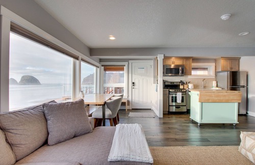 Oceanside Condo | Renovated, Spacious, Dog-Friendly Oceanfront Condo w/Sprawling Views